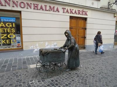 Kati néni szobra Székesfehérváron-stock-foto