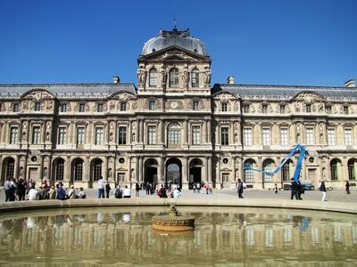A párizsi Louvre palota-stock-foto