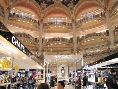 A párizsi Lafayette áruház-stock-foto