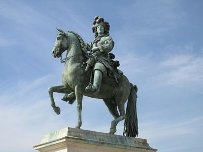 XIV. Lajos szobra Versaillesban-stock-photo