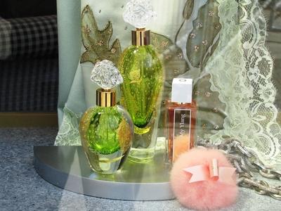 Parfümök egy párizsi bolt kirakatában-stock-foto