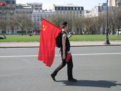 Vörös zászlós felvonuló Párizsban-stock-foto