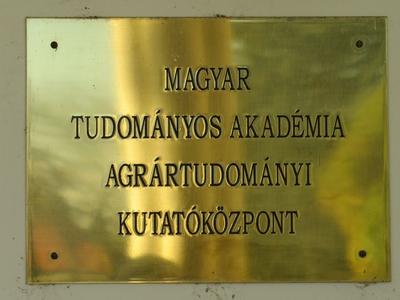 MTA Agrárkutatási Központja - névtábla-stock-foto