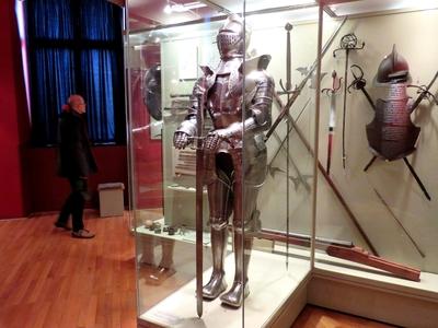 Páncélruha és kard Egerben-stock-foto