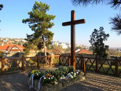 Gárdonyi Géza sírja az egri várban-stock-foto