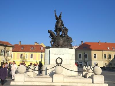 Dobó István várkapitány szobra Egerben-stock-foto