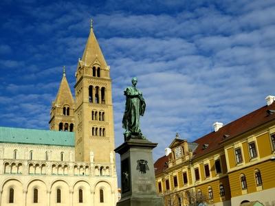 Pécsi Dóm és Szepessy Ignácz szobra-stock-foto