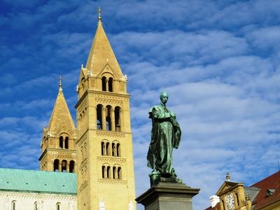 Pécsi Dóm és Szepessy Ignácz szobor-stock-foto