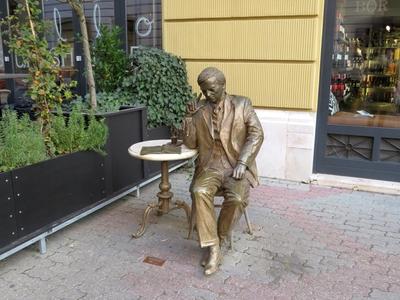 Weöres Sándor szobra Pécsett-stock-foto