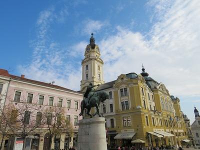 Pécs - Hunyadi János szobra és a Városháza-stock-foto