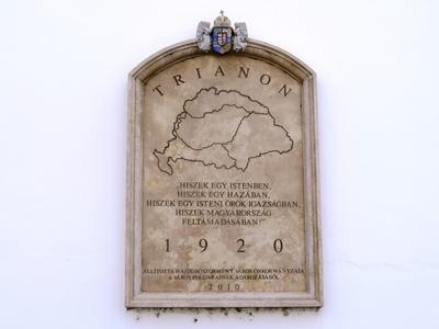 Trianon emléktábla Hajdúböszörményben-stock-foto