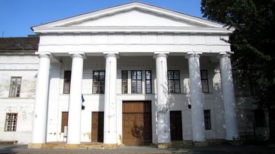 Szekszárd, 2010. szeptember 7.A volt vármegyeház (1828). Pollack Mihály tervezte klasszcista stílusban. Jelenleg a Tona megyei levéltárnak és archívumnak ad otthont. Az épület az I. Béla király által alapított apátság romjaira épült.-stock-foto