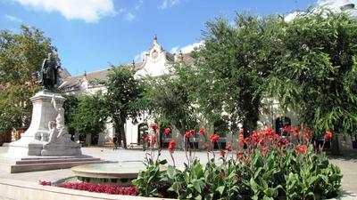 Szekszárd, 2010. szeptember 7.A Garay tér Garay János szobrával, jobbra az egykori Szekzárd szálló, volt uradalmi nagyvendéglõ épületével (1893).-stock-foto
