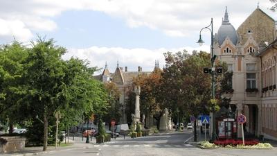 Szekszárd, 2010. szeptember 7.A szekszárdi Béla Király tér, jobbra a polgármesteri hivatallal.-stock-foto
