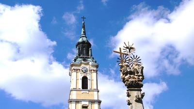 Szekszárd - Templomtorony, Szentháromság szobor-stock-foto