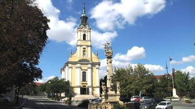Szekszárd, 2010. szeptember 7.A szekszárdi fõtér, a Béla Király tér az Urunk mennybemenetele templommal (XIX. szd.) és a Szentháromság szoborral (XVIII.szd.). Az utóbbit 1753-ban emelték az 1738–1740-es pestisjárvány emlékére.-stock-foto