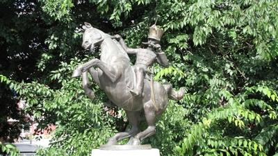 Szekszárd, 2010. szeptember 7.Háry János szobra a Liszt Ferenc téren. Farkas Pál 1992-ben készült kedves alkotása.-stock-foto