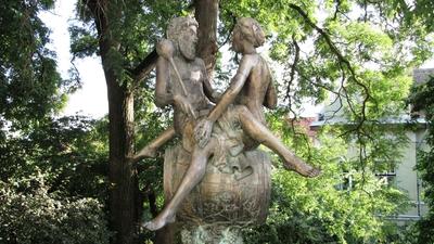 Szekszárd, 2010. szeptember 7.A Borkút. Szatmári Juhos László alkotása 1994-bõl. Különleges események alkalmával vörös és fehér bor is csapolható belõle.-stock-foto