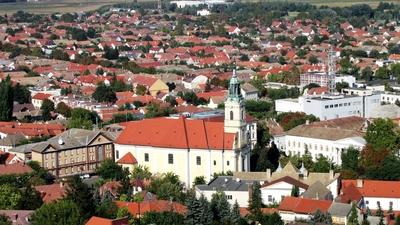 Szekszárd, 2010. szeptember 7.Kilátás Szekszárdra, középen az Urunk mennybemenetele katolikus templom.-stock-foto