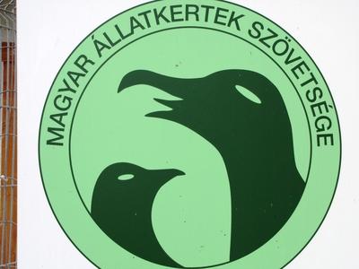 Poroszló, 2016. október 2.A Magyar Állatkertek Szövetségének emblémája a Tisza-tavi Ökocentrumban, Poroszlóban.-stock-foto