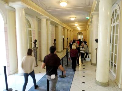 Látogatók az Albertina múzeumban-stock-foto