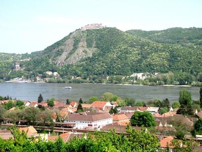 A visegrádi vár és Nagymaros-stock-foto