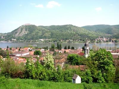 A visegrádi vár és Nagymaros-stock-foto