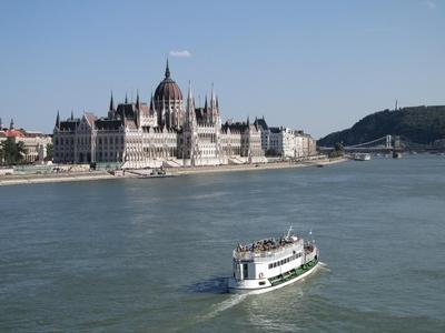 Budapest, 20 July 2015. City tour boat on the Danube river, with the Parliament. Pest from the left.Sétahajó a Dunán a Margit-híd és a Lánchíd között. Balra a parlament, szemben a Gellért-hegy a Szabadság szoborral.-stock-foto