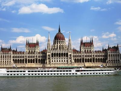 Parlament - Turistahajó a Dunán-stock-foto