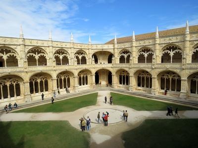 A lisszaboni Jeromos kolostor udvara-stock-photo
