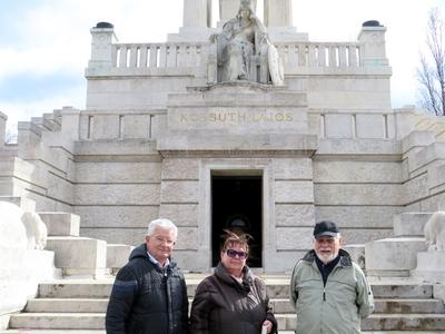 Magyar Békekör Kossuth Lajos síremlékénél-stock-foto