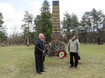 Magyar Békekör koszorú az 1848-as hõsök emlékoszlopánál-stock-foto
