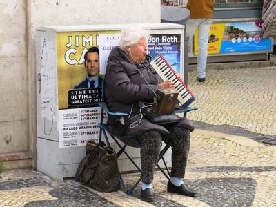 Zenélõ koldusnõ-stock-foto