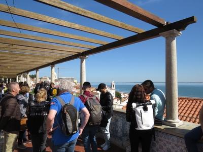 Turisták a Santa Luzia kilátóban-stock-foto