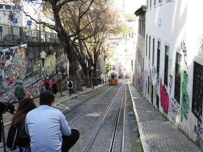 Lisszaboni fogaskerekû villamos-stock-foto