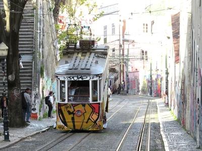 Lisszaboni fogaskerekû villamos-stock-foto