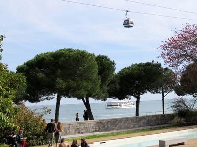 Sétahajó a Tejo folyón, felette libegõ-stock-foto