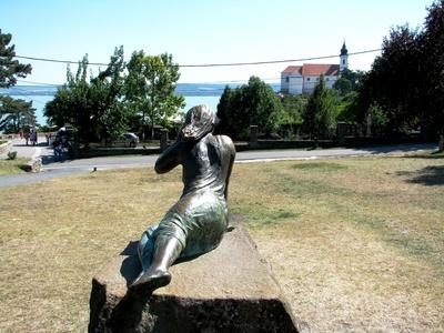 Tihany, 2008. augusztus 31.A tihanyi Visszhang szobra szemben az Apátsággal.-stock-foto