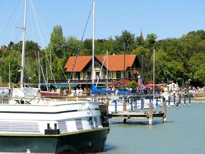 Balatonfüred, 2008. augusztus 31.A balatonfüredi kikötõ részlete és a Jacht Klub.-stock-foto