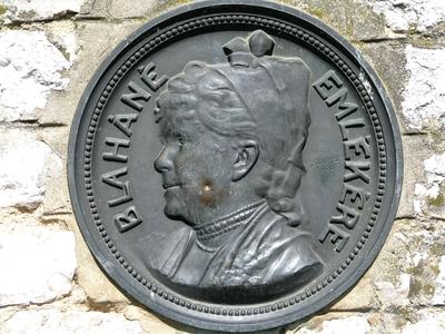 Balatonfüred, 2008. augusztus 31.Blaha Lujza emlkére állított tábla Balatonfüreden, a Tagore sétányon. Felírata: Blaháné emlékére.Sinkó András 1926-ból származó alkotása.-stock-foto