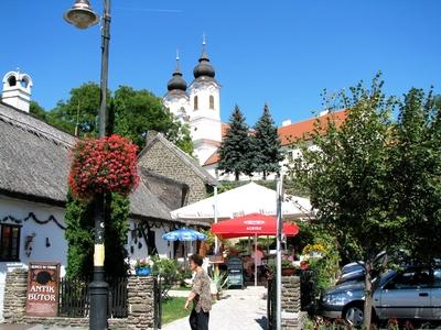 Tihany, 2008. augusztus 31.Tihanyi nádfedeles étterem és Apátság.-stock-foto