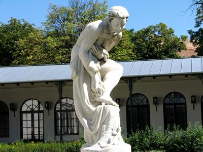 Balatonfüred, 2008. augusztus 31.Gyík. Kisfaludy Strobl Zsigmond alkotása 1962-bõl. A szobor a balatonfüredi "Balaton Panteon" elõtti téren található. Nevét a talapzatára lévõ dombormûrõl, a gyíkról kapta.-stock-foto