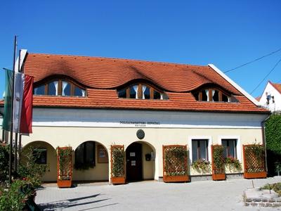 Tihany, 2008. augusztus 31.A tihanyi polgármesteri hivatal épülete.-stock-foto