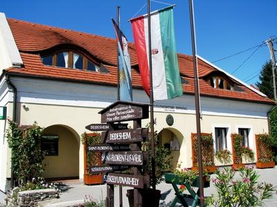 Tihany, 2008. augusztus 31.A tihanyi polgármesteri hivatal.-stock-foto