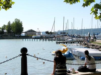 Balatonfüred, 2008. augusztus 31.A balatonfüredi kikötõ nyaraló emberekkel.-stock-foto