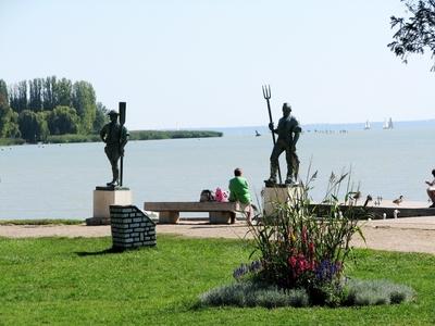 Balatonfüred, 2008. augusztus 31.A Halás és a révész szobra Balatonfüreden. Pásztor János alkotása 1941-bõl.-stock-foto