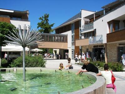 Balatonfüred, 2008. augusztus 31.Balatonfüred újonnan épült luxus nyaraló és szolgáltató része.-stock-foto