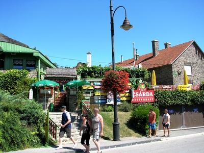 Tihany, 2008. augusztus 31.Tihanyi idegenforgalom turistákkal éttermek elõtt.-stock-foto