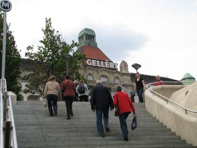 Budapest, 2014. április 13.A 4-es metró kijárati lépcsõje a Szent Gbellér téren, fenn a Gellért szálló homlokzatával.-stock-foto