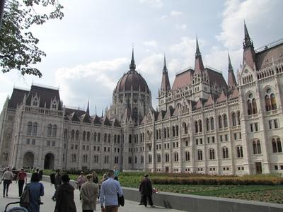 Budapest, 2014. április 13.Sétáló turisták az újjáépített Kossuth téren, a parlament elõtt.-stock-foto